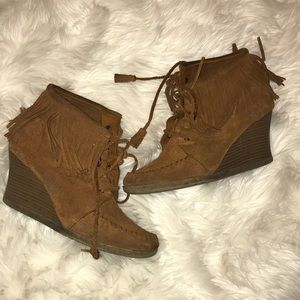 Minnetonka fringed heels
